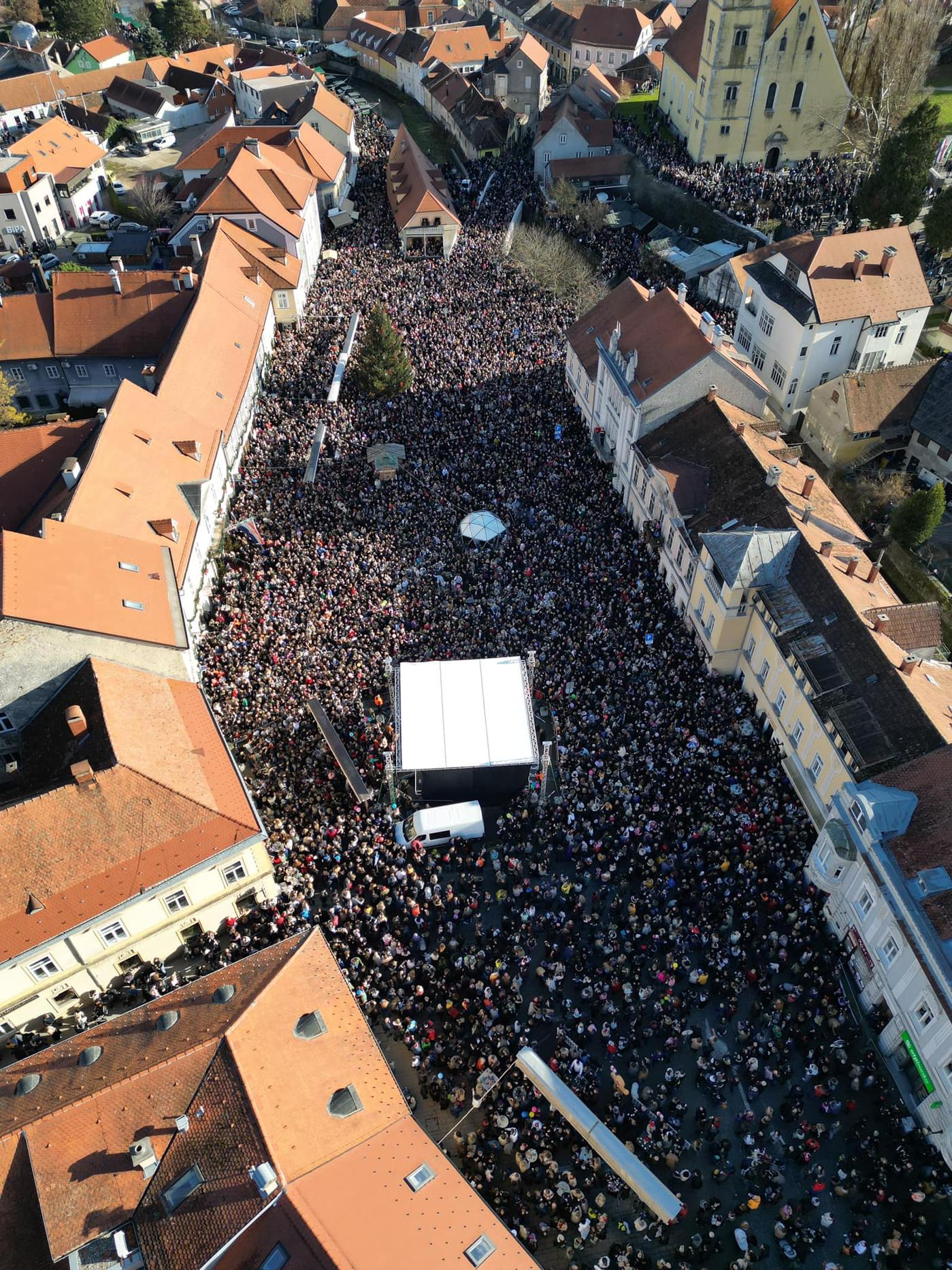 nevidena_guzva_u_samoboru_za_docek.jpeg