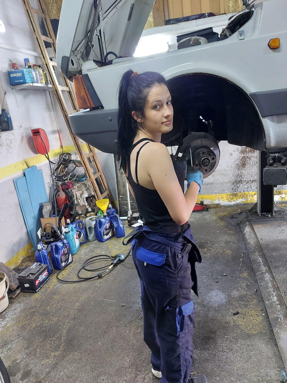 tajana_popravljanje_automobila.jpeg